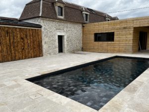 Piscine enterrée design simple et sobre